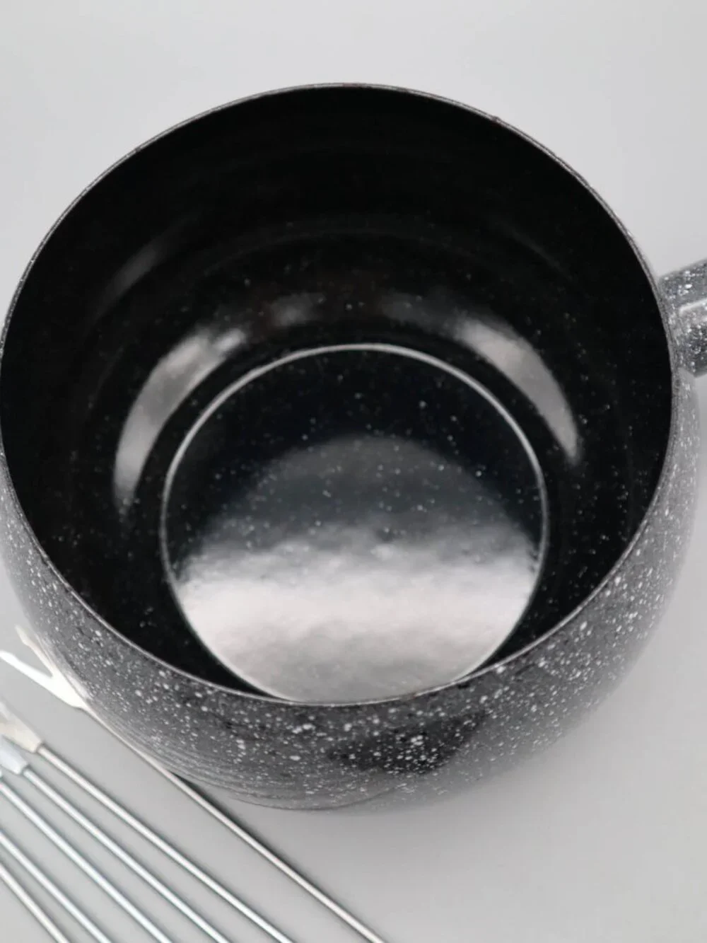 Vtg Enamelware Fondue Pot & 6 Forks Set Granite-look Speckled MCM Made in Japan